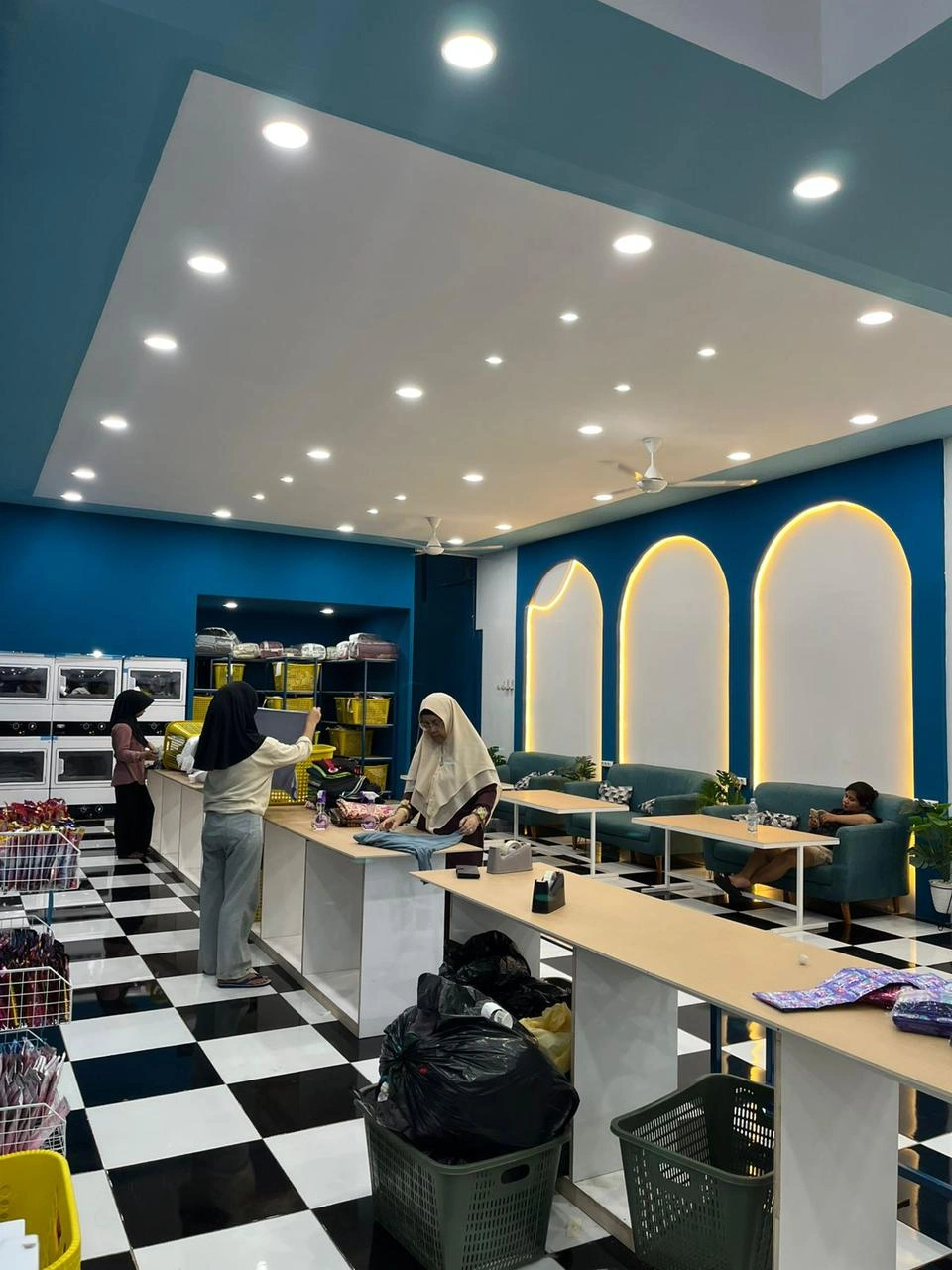 Ruang tunggu Washbar Plus Petamburan